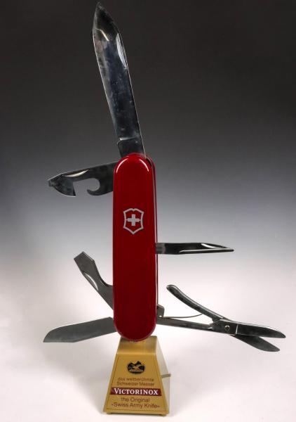 A VICTORINOX SWISS ARMY KNIFE KINETIC