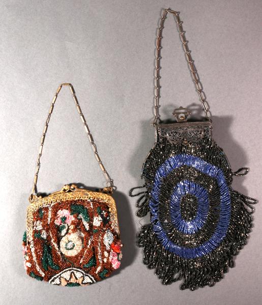 FIVE ANTIQUE BEADED PURSESThe entire
