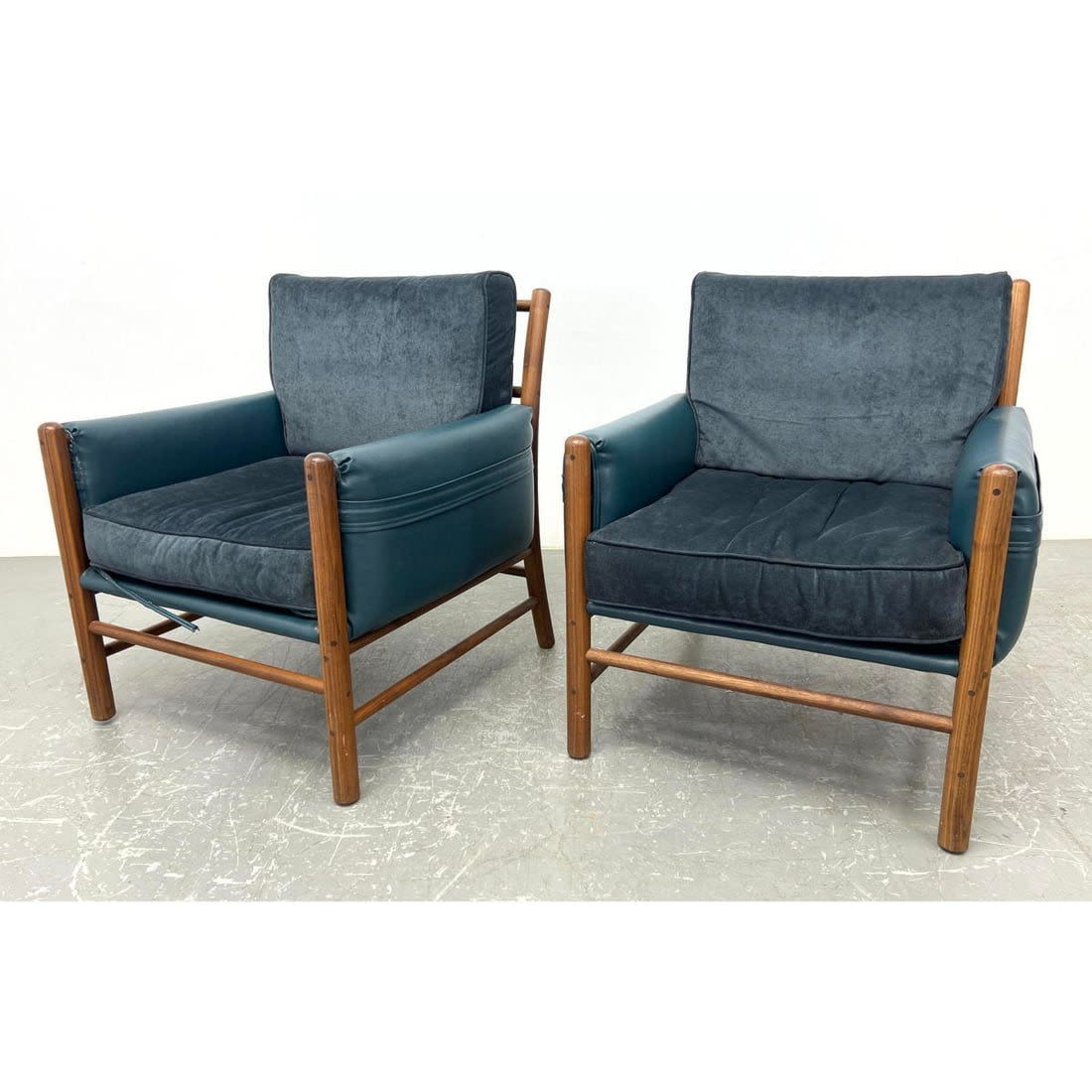 Pair Arne Norell Style Lounge Chairs 3cf285