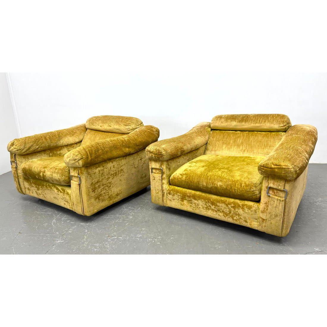 Pr SELIG Imperial Upholstered Club 3cf30e