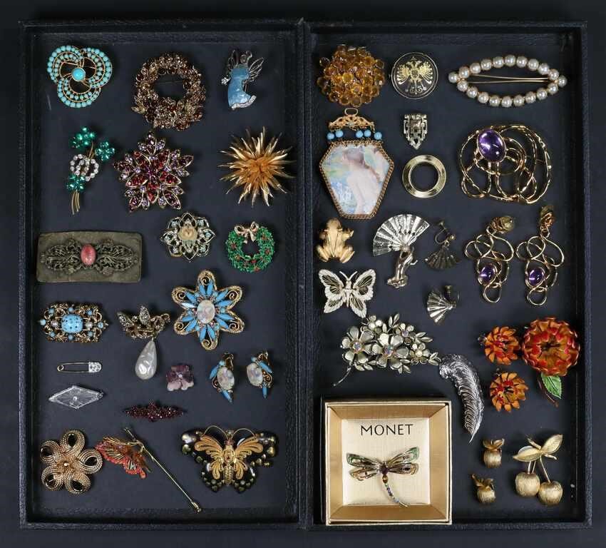 LOT OF VINTAGE COSTUME JEWELRY 3cf6da