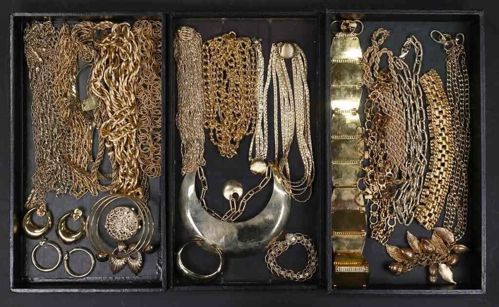 LOT OF VINTAGE GOLD TONE COSTUME JEWELRYLot