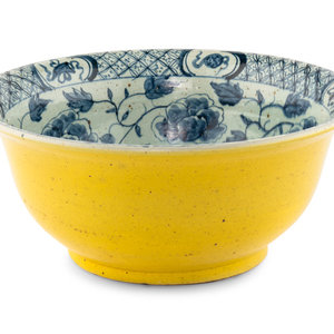A Large Chinese Yellow Glazed Blue 3d0450
