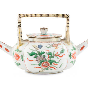 A Chinese Export Porcelain Teapot 3d07ee