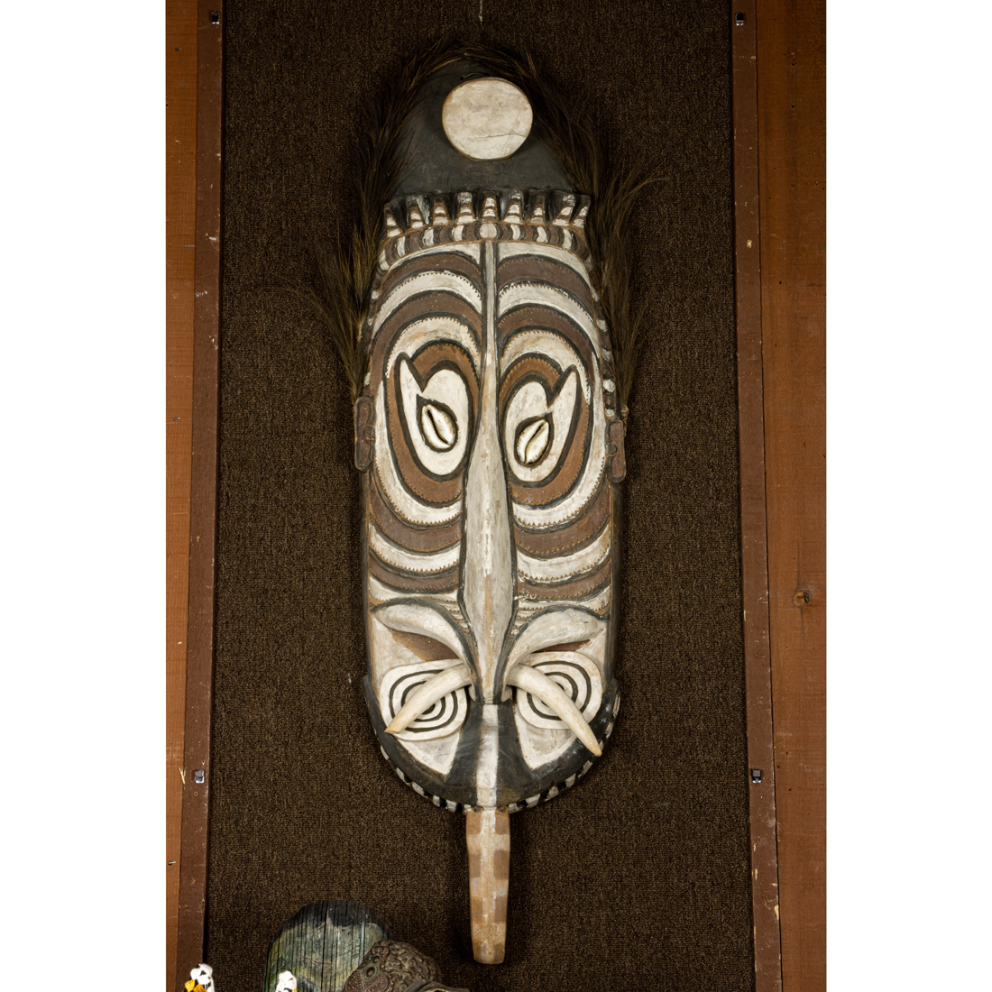 A LARGE PAPUA NEW GUINEA MASK FITTED 3ce200