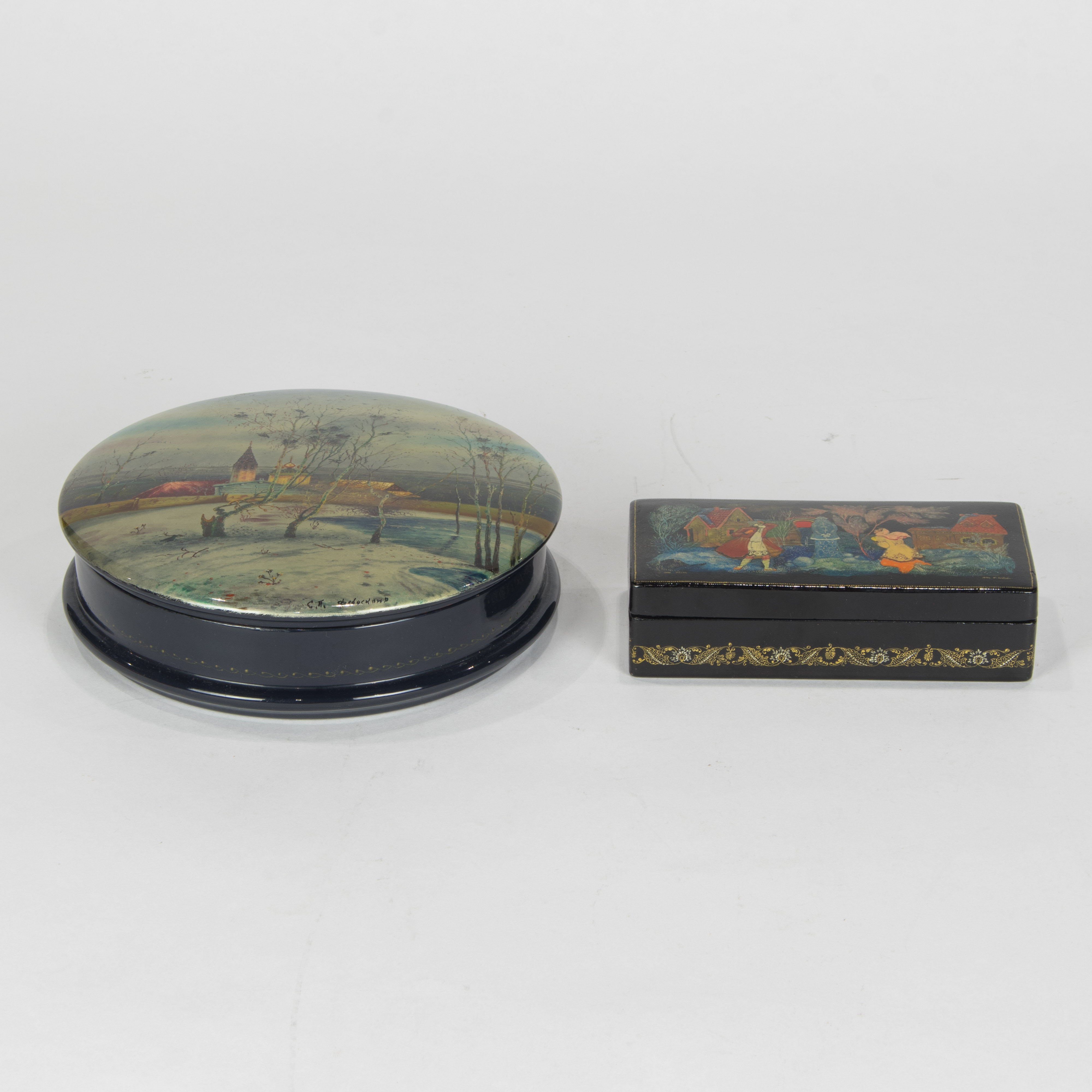 TWO RUSSIAN LACQUER BOXES Two Russian 3ce394