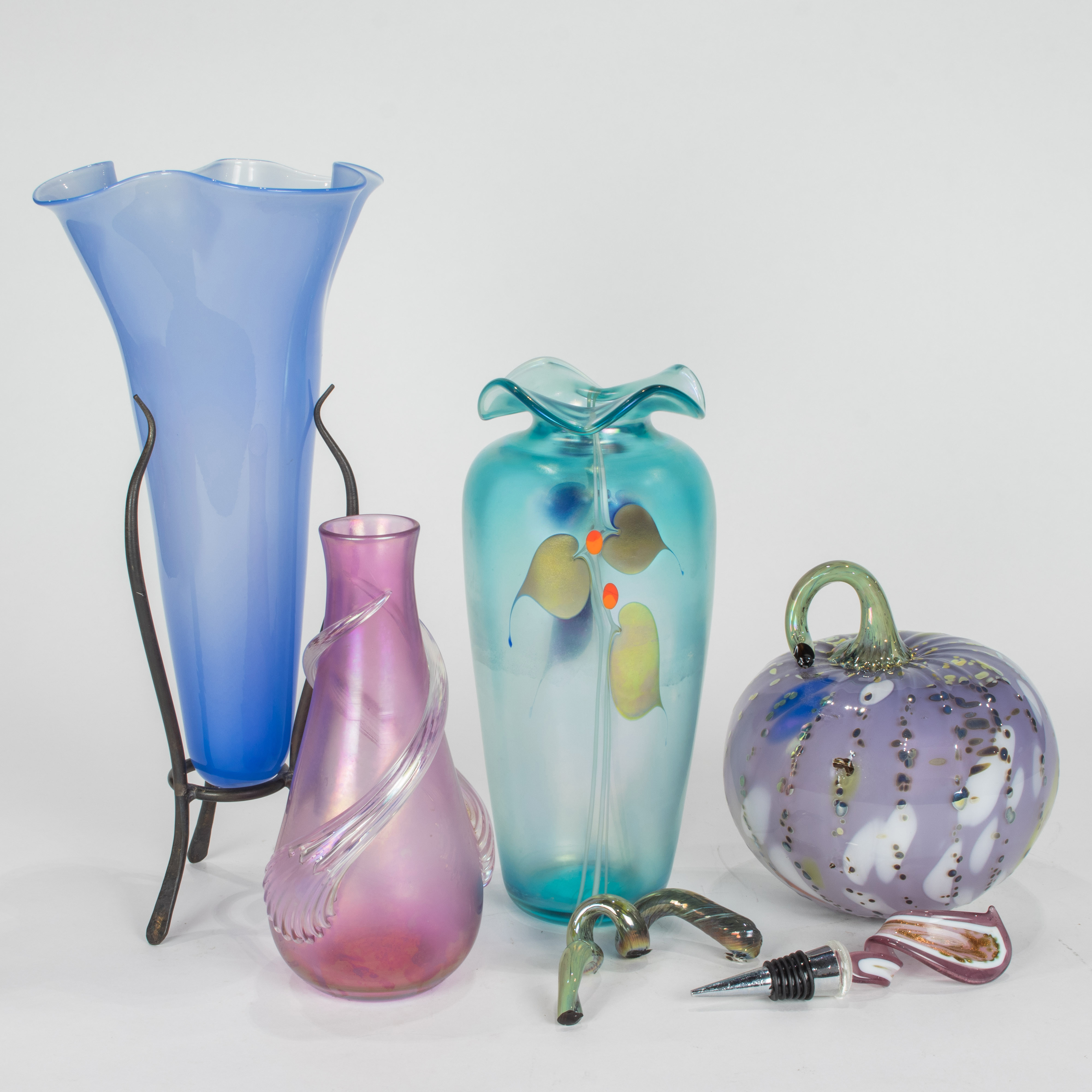 AN ASSEMBLED GROUP OF ART GLASS An assembled