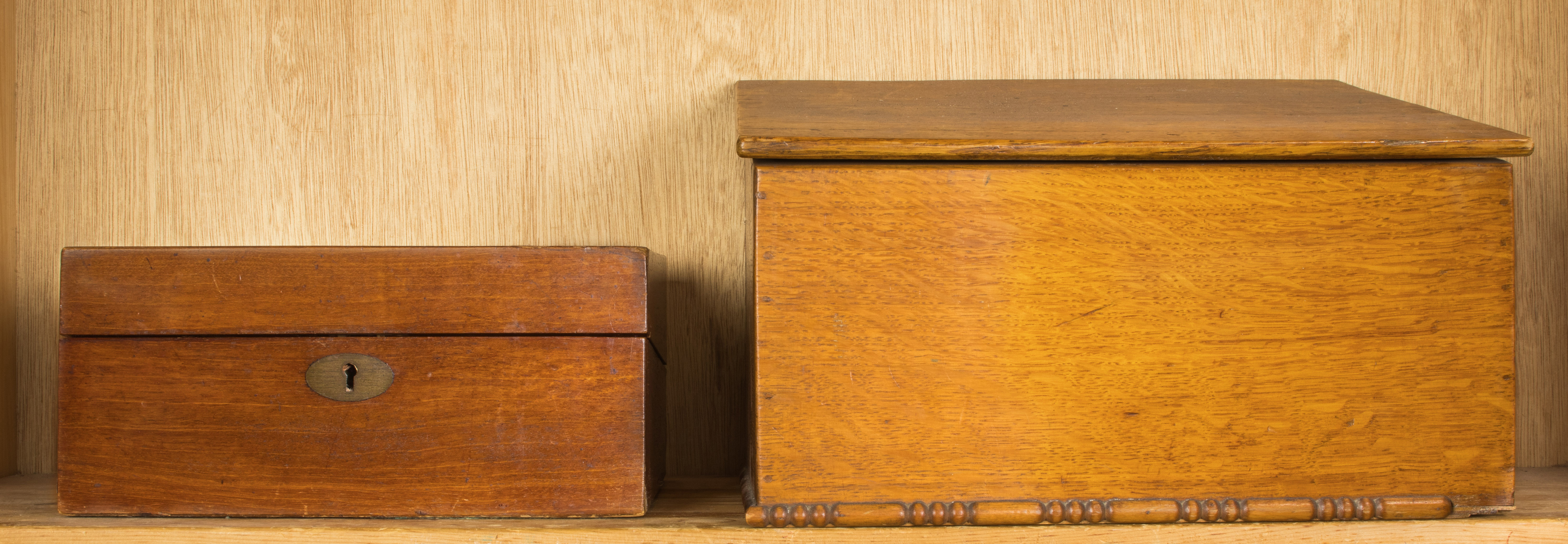 A SMALL ENGLISH BRASS INLAID MAHOGANY 3ce3fe