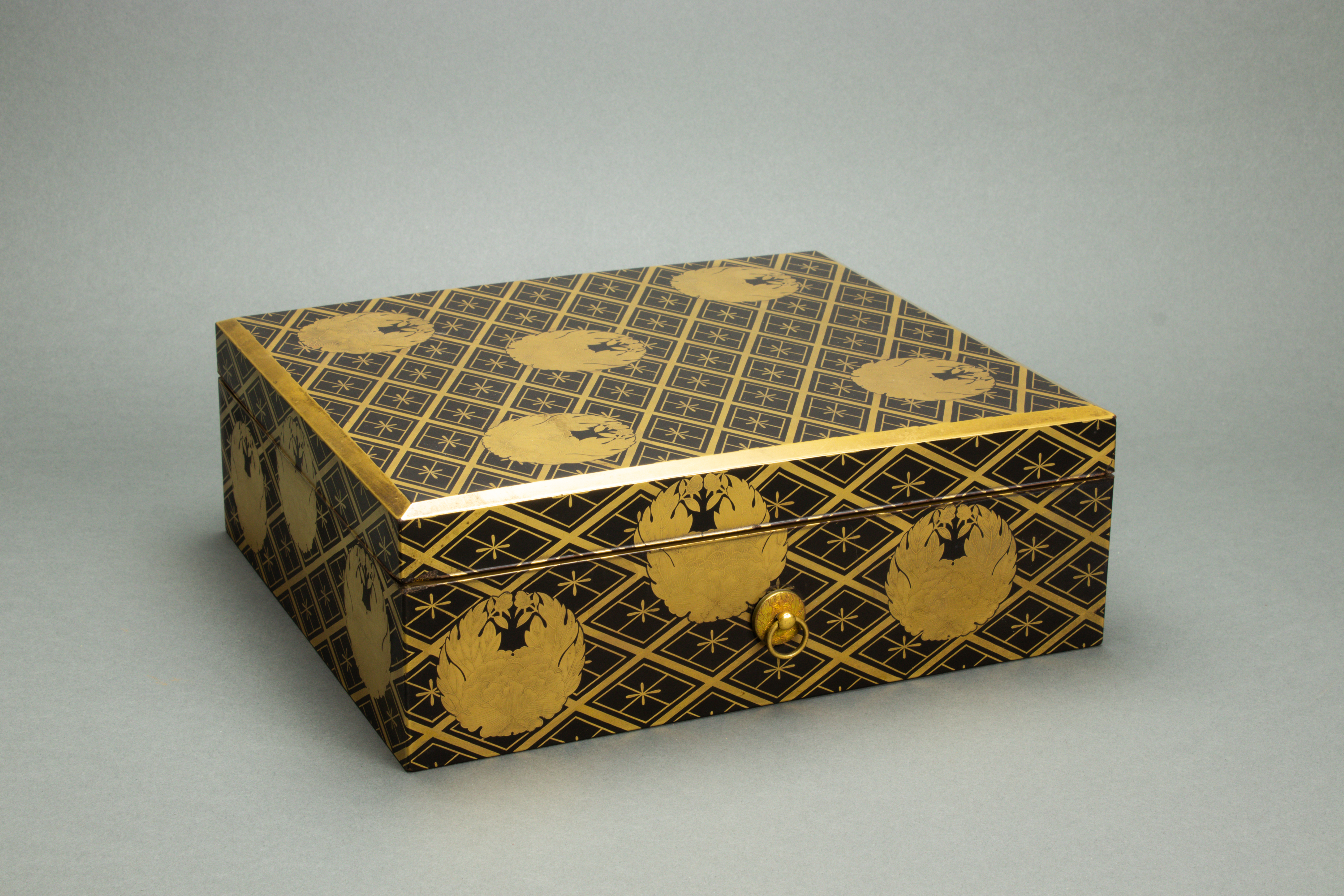 JAPANESE GILT LACQUERED BOX Japanese 3ce4c2