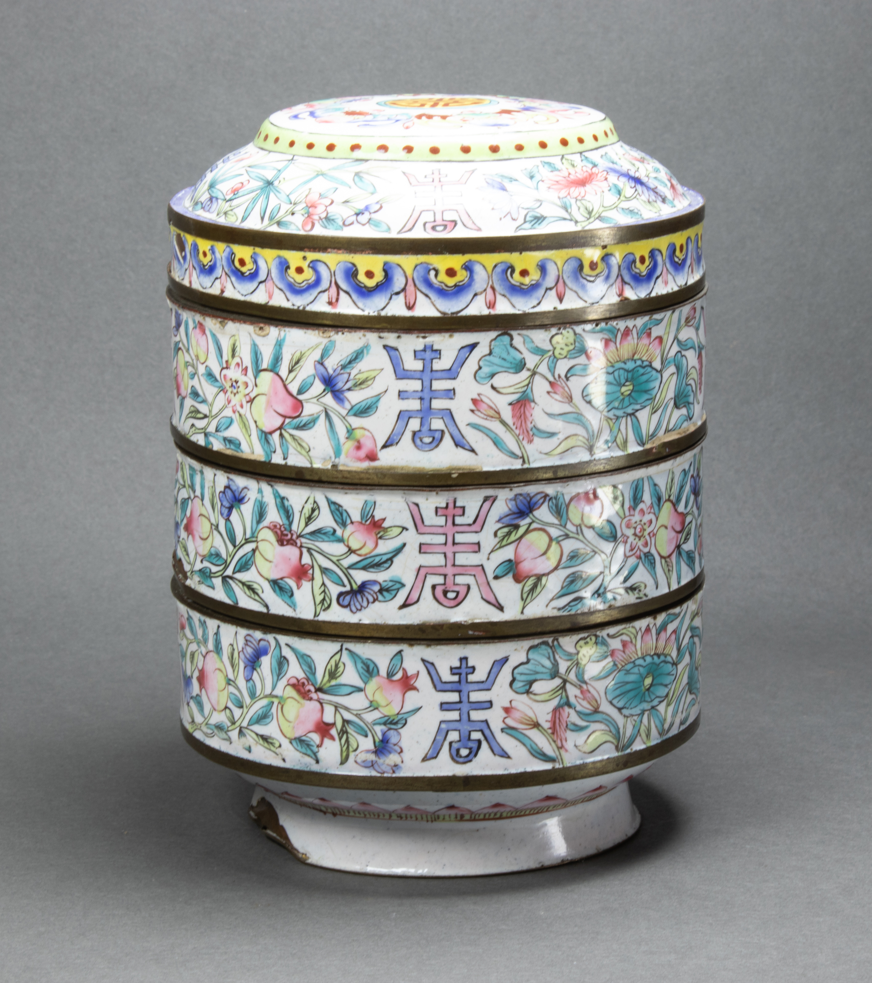 CHINESE PAINTED ENAMEL THREE TIERED 3ce4d2