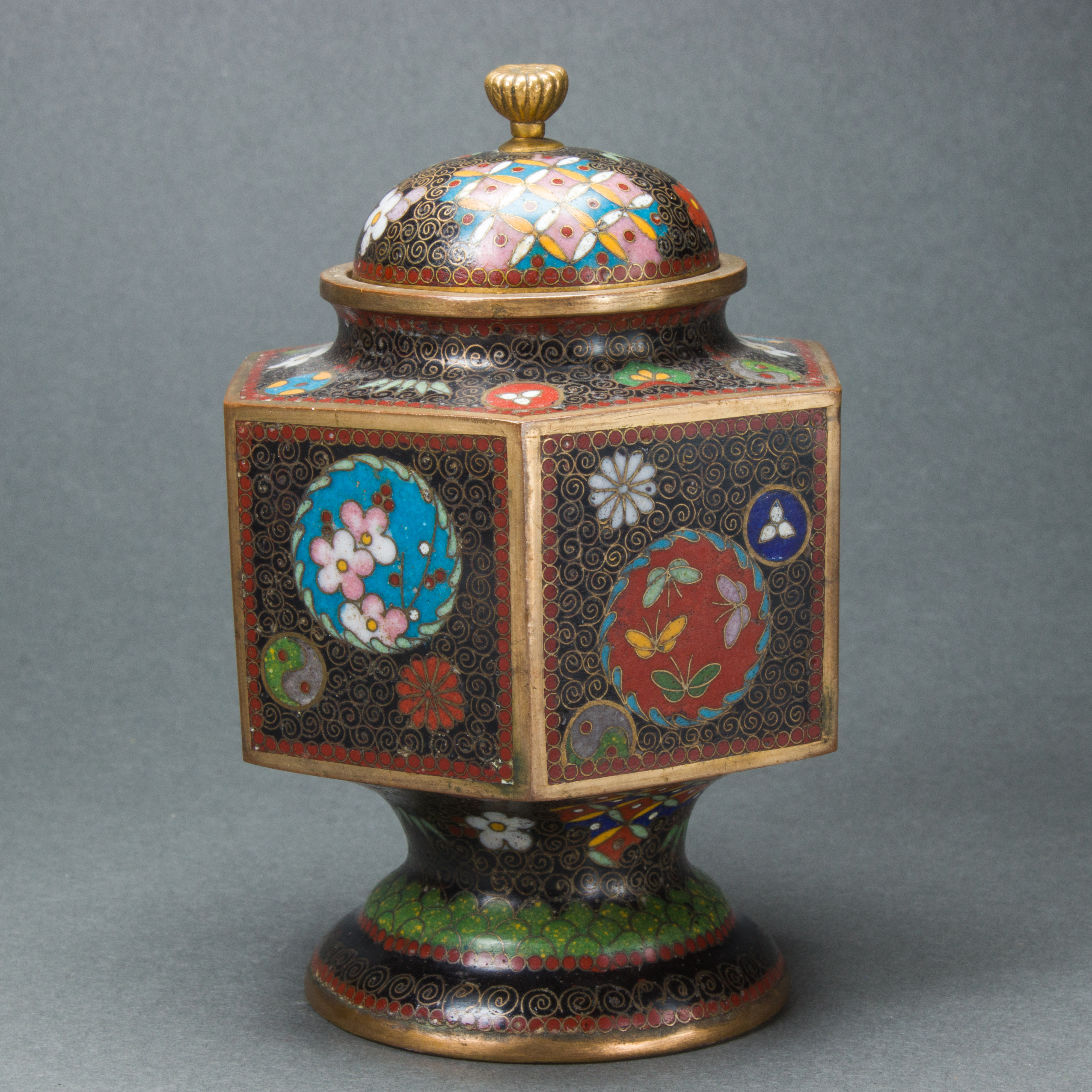 JAPANESE CLOISONNE COVERED CONTAINER 3ce4cc