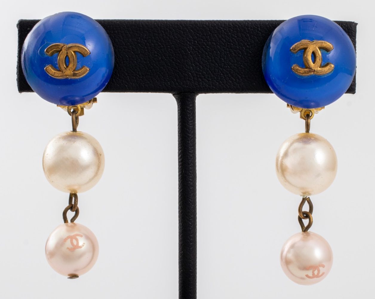 CHANEL RUNWAY FAUX PEARL CLIP EARRINGS  3ce676