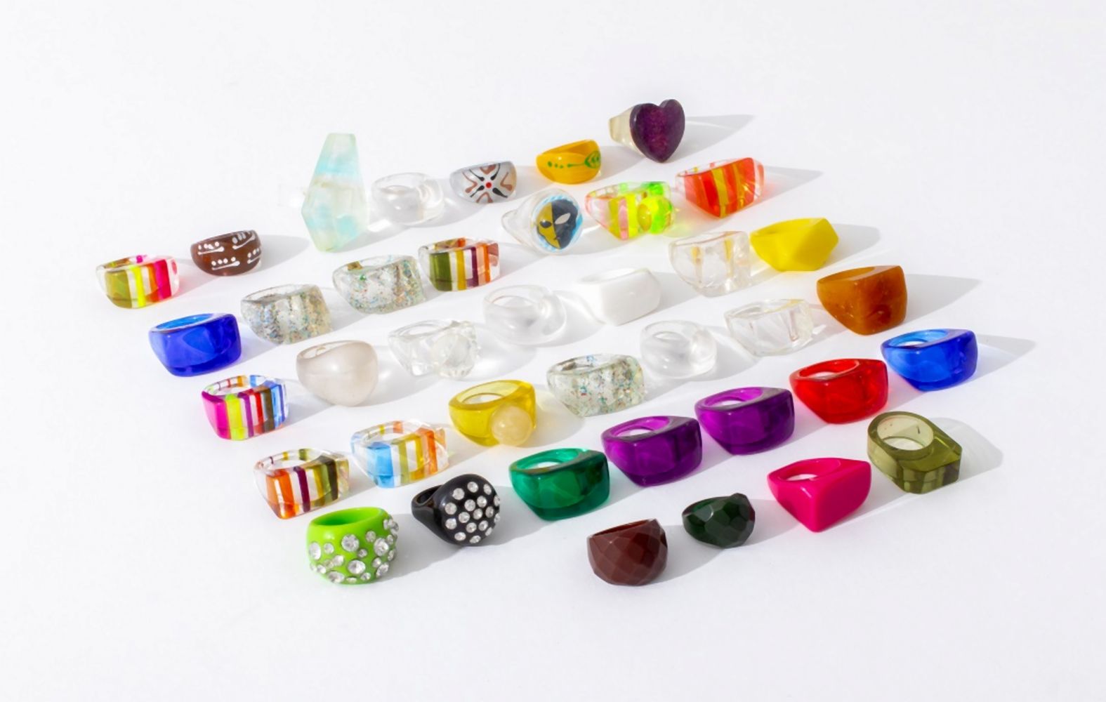 LARGE GROUP OF LUCITE RINGS 20TH 3ceb4e