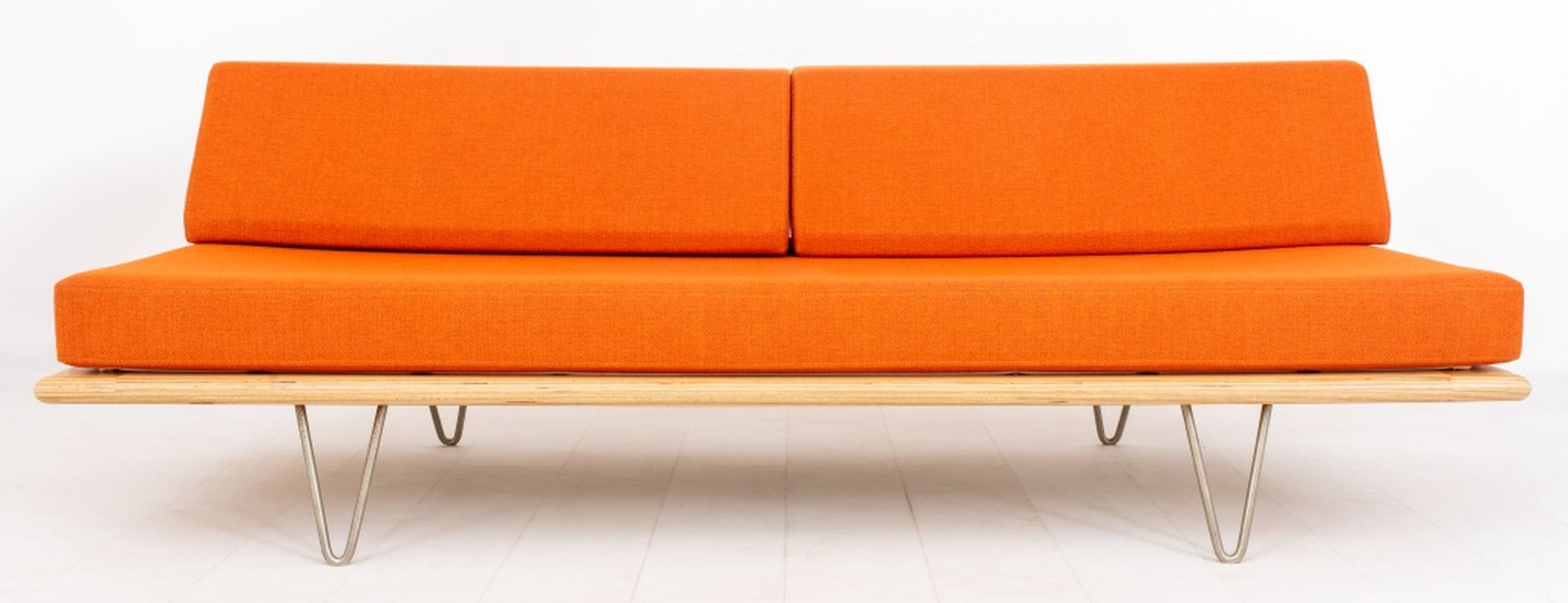 MODERNICA NELSON STYLE V LEG DAYBED