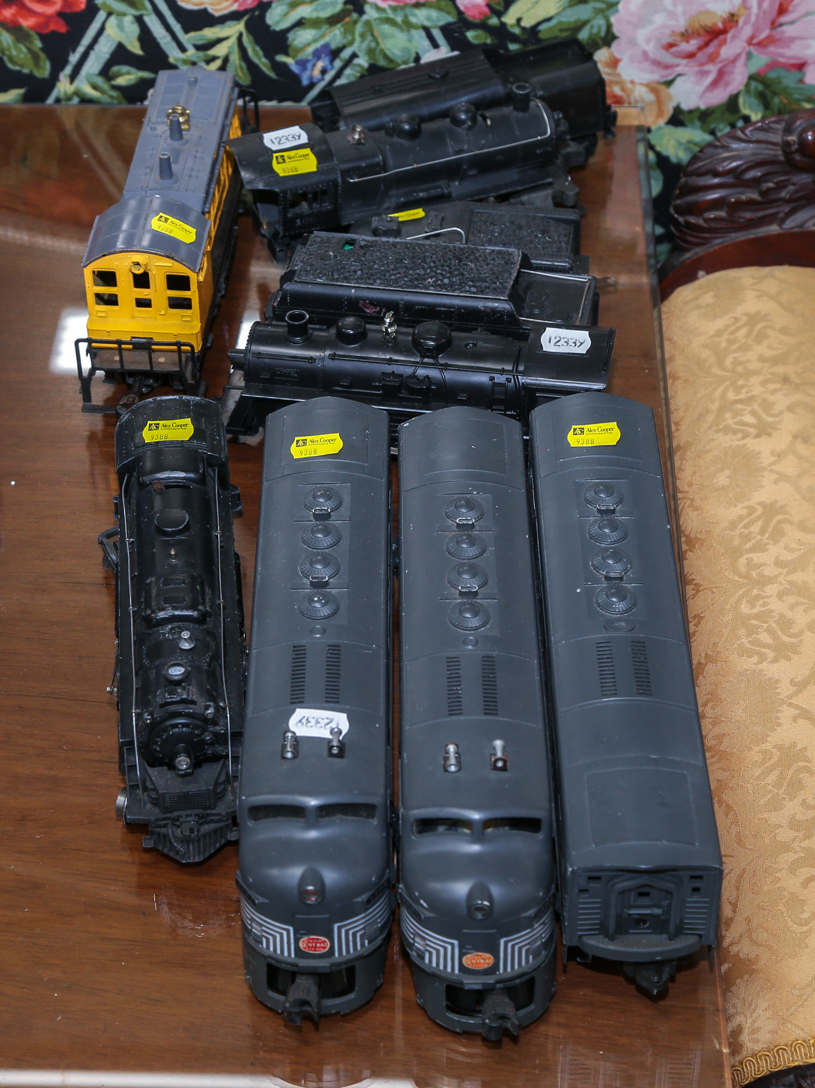 10 LIONEL ENGINES & TENDERS