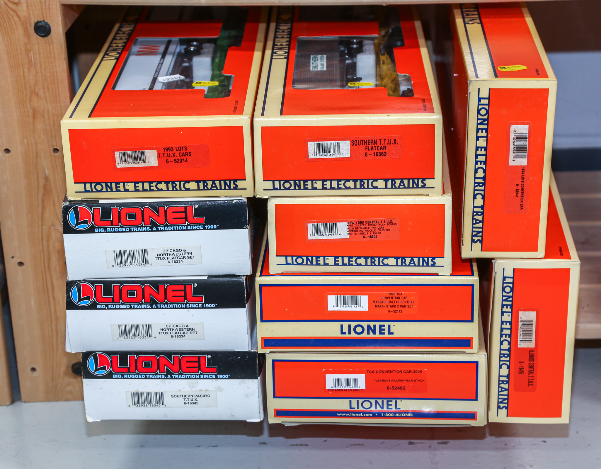 10 LIONEL "O" GAUGE TRAIN CARS
