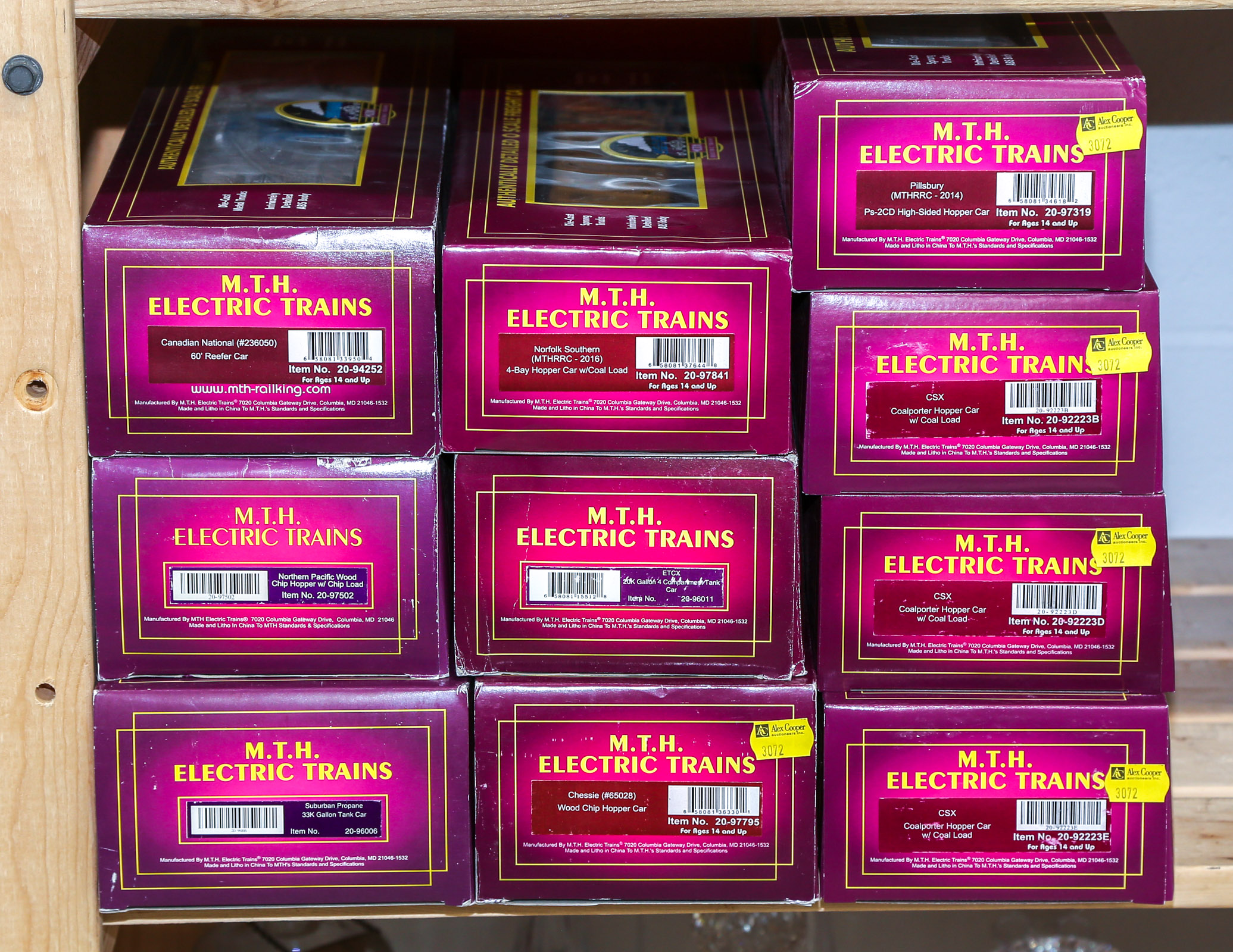 10 MTH "O" GAUGE TRAIN CARS All