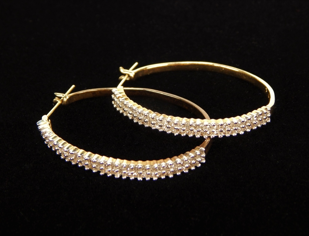 10K GOLD DIAMOND LADY'S HOOP