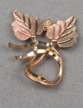 10K TRI-GOLD LEAF MOTIF PENDAN