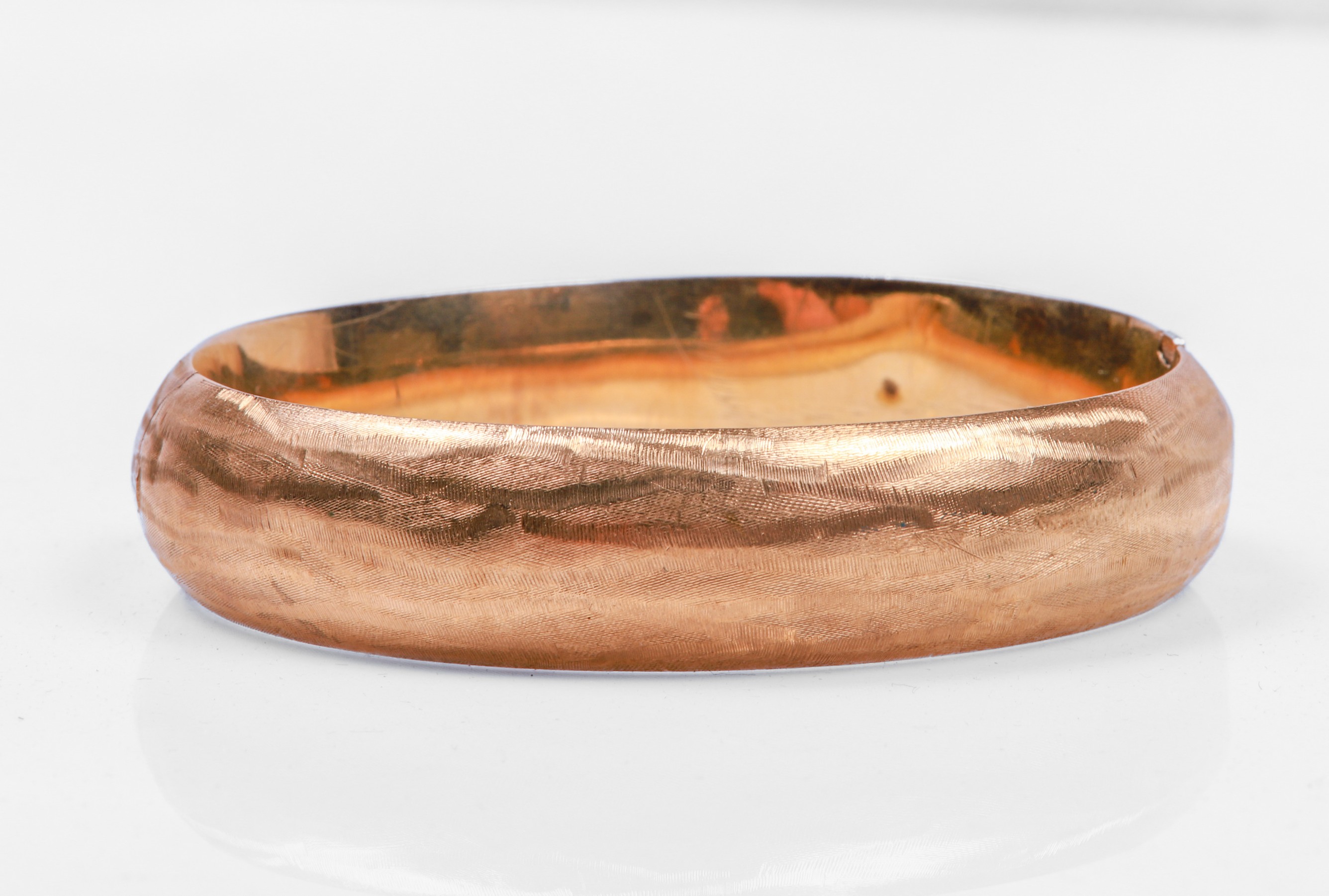 10K Yellow gold bangle, hollow with