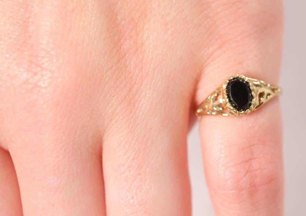 10K YELLOW GOLD & ONYX RING, REED
