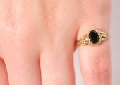 10K YELLOW GOLD & ONYX RING, R