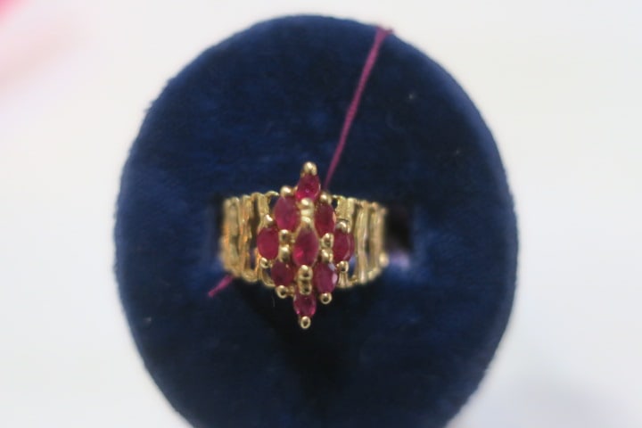 10KT YELLOW GOLD AND RUBY RING:10kt