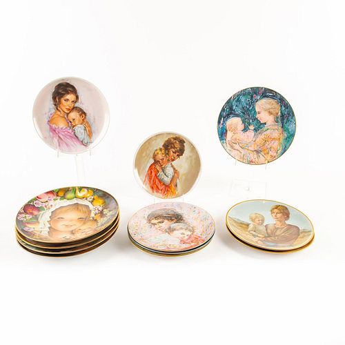 12 COLLECTIBLE CERAMIC PLATES,