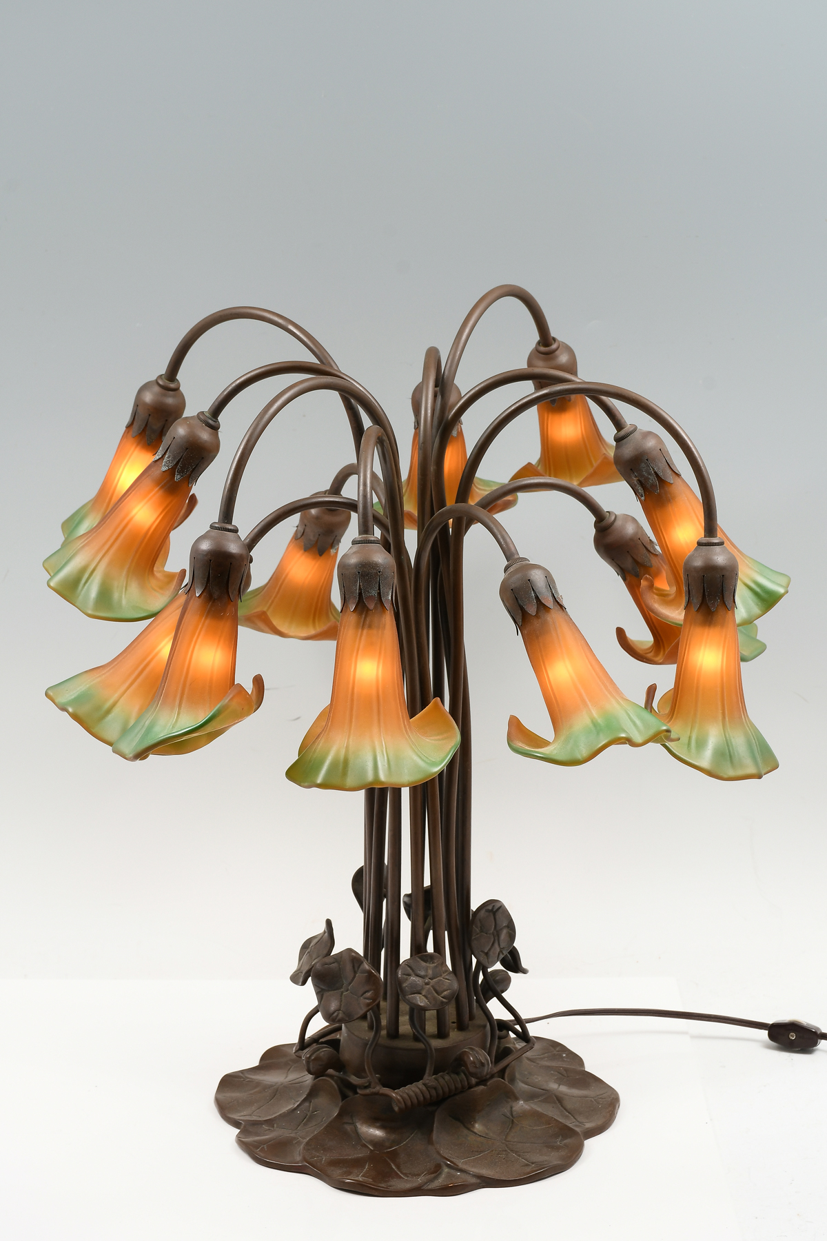 12- LIGHT TIFFANY STYLE TULIP LAMP: