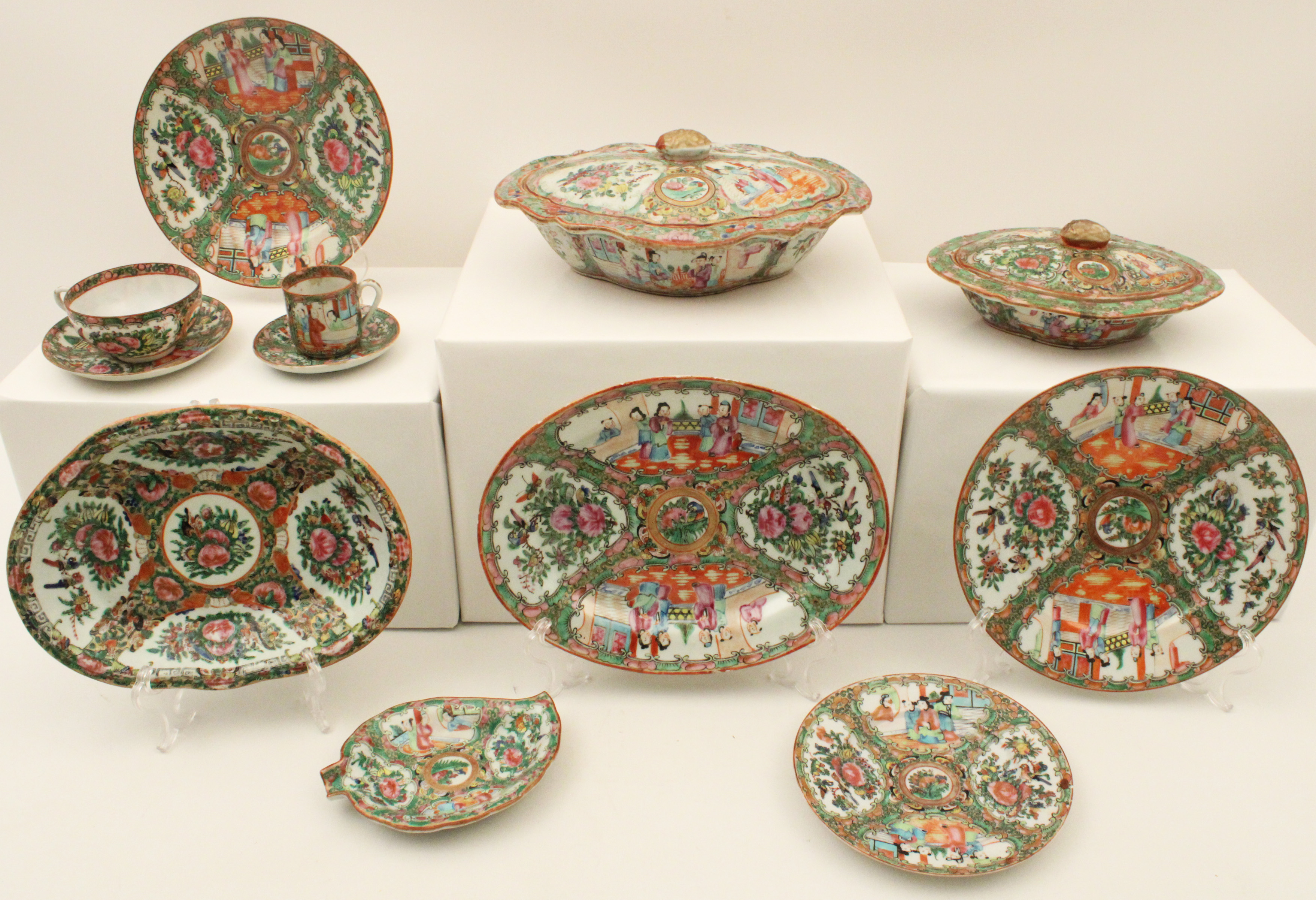 12 PCS OF ROSE MEDALLION