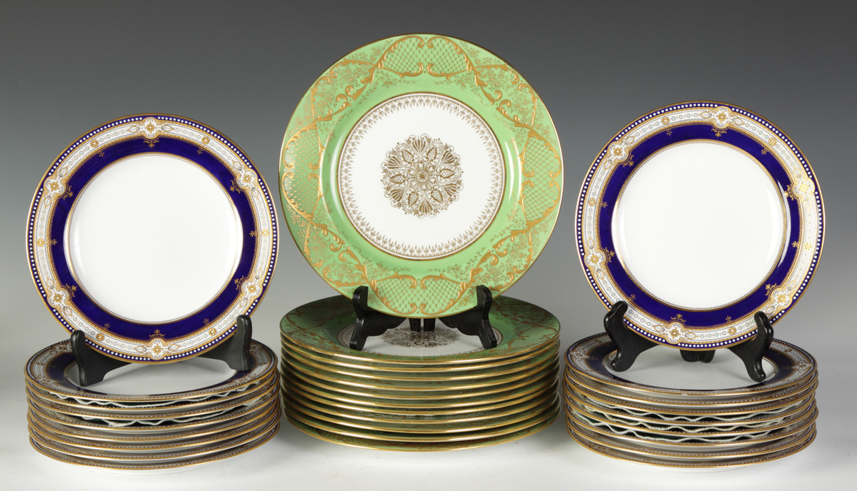 12 Royal Daulton PlatesGreen w/gold
