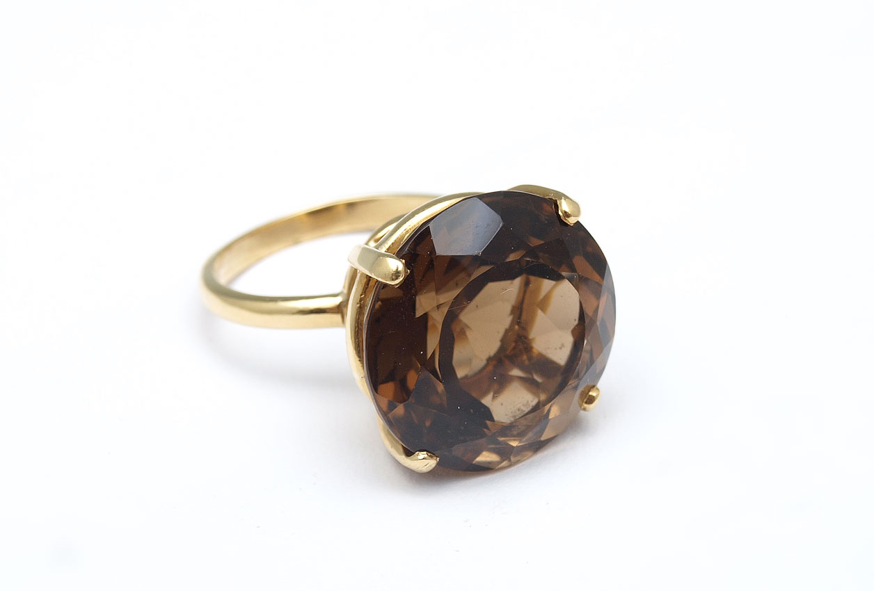 13 CT SMOKY QUARTZ RING: 14K yellow