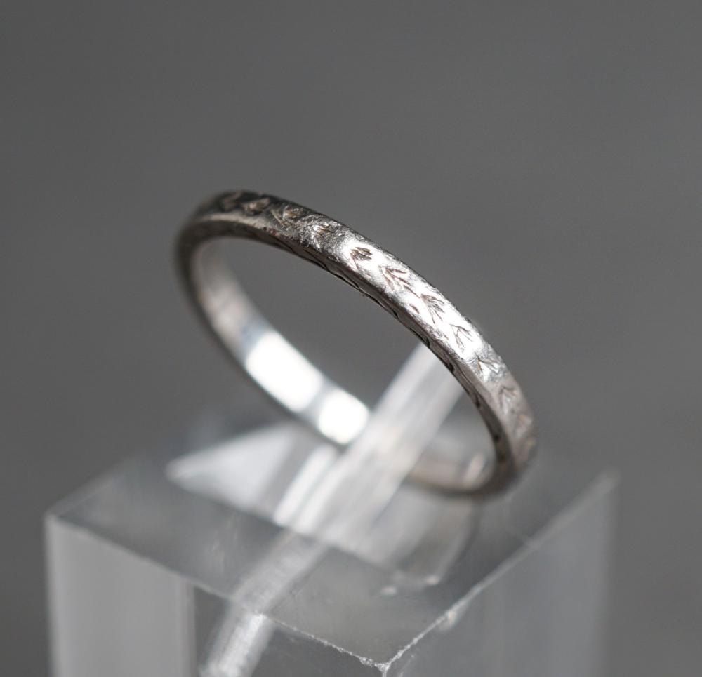 14-KARAT WHITE-GOLD BAND, 1.4