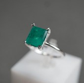 14-KARAT WHITE-GOLD, EMERALD A