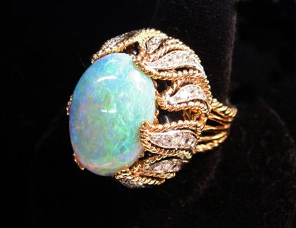 14 karat yellow gold and opal ring