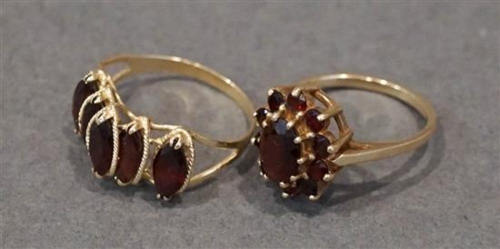 14 KARAT YELLOW GOLD GARNET RING