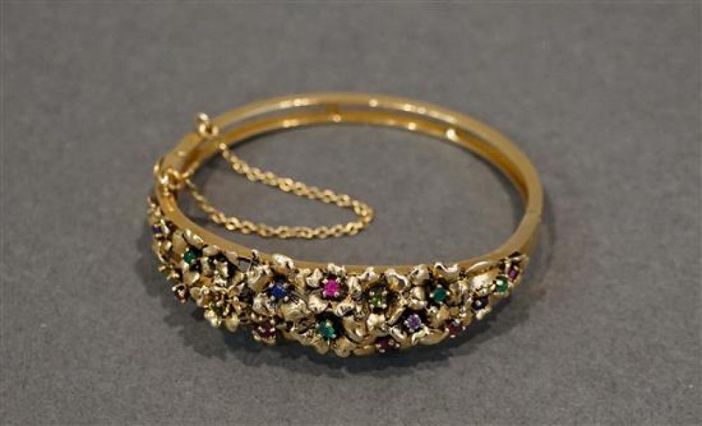 14 KARAT YELLOW GOLD GEM-SET BANGLE