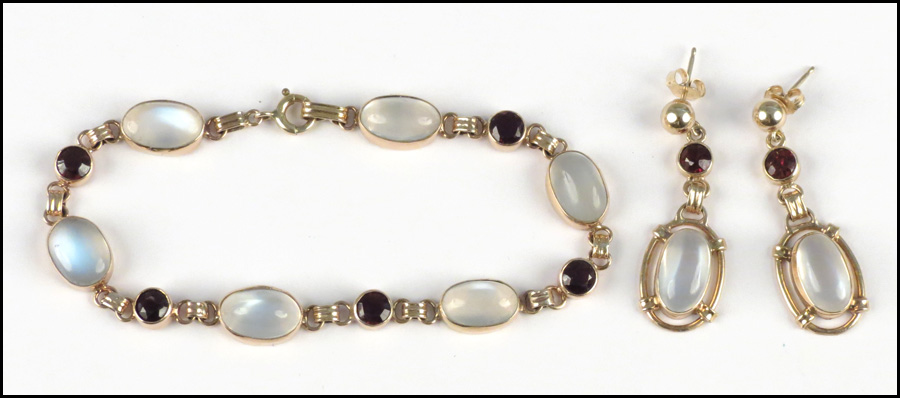 14 KARAT YELLOW GOLD MOONSTONE