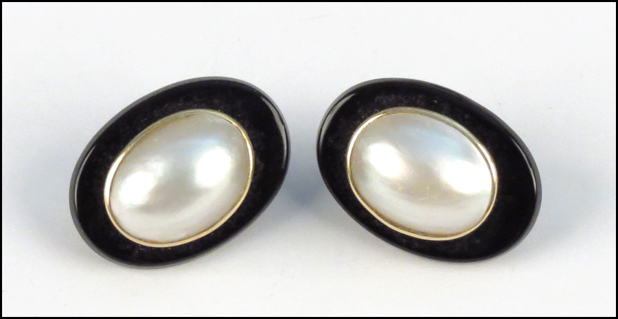 14 KARAT YELLOW GOLD ONYX AND