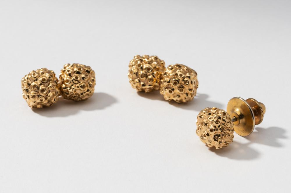 14 KARAT YELLOW GOLD TIE TAC AND