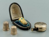 14 kt. gold sewing items: case