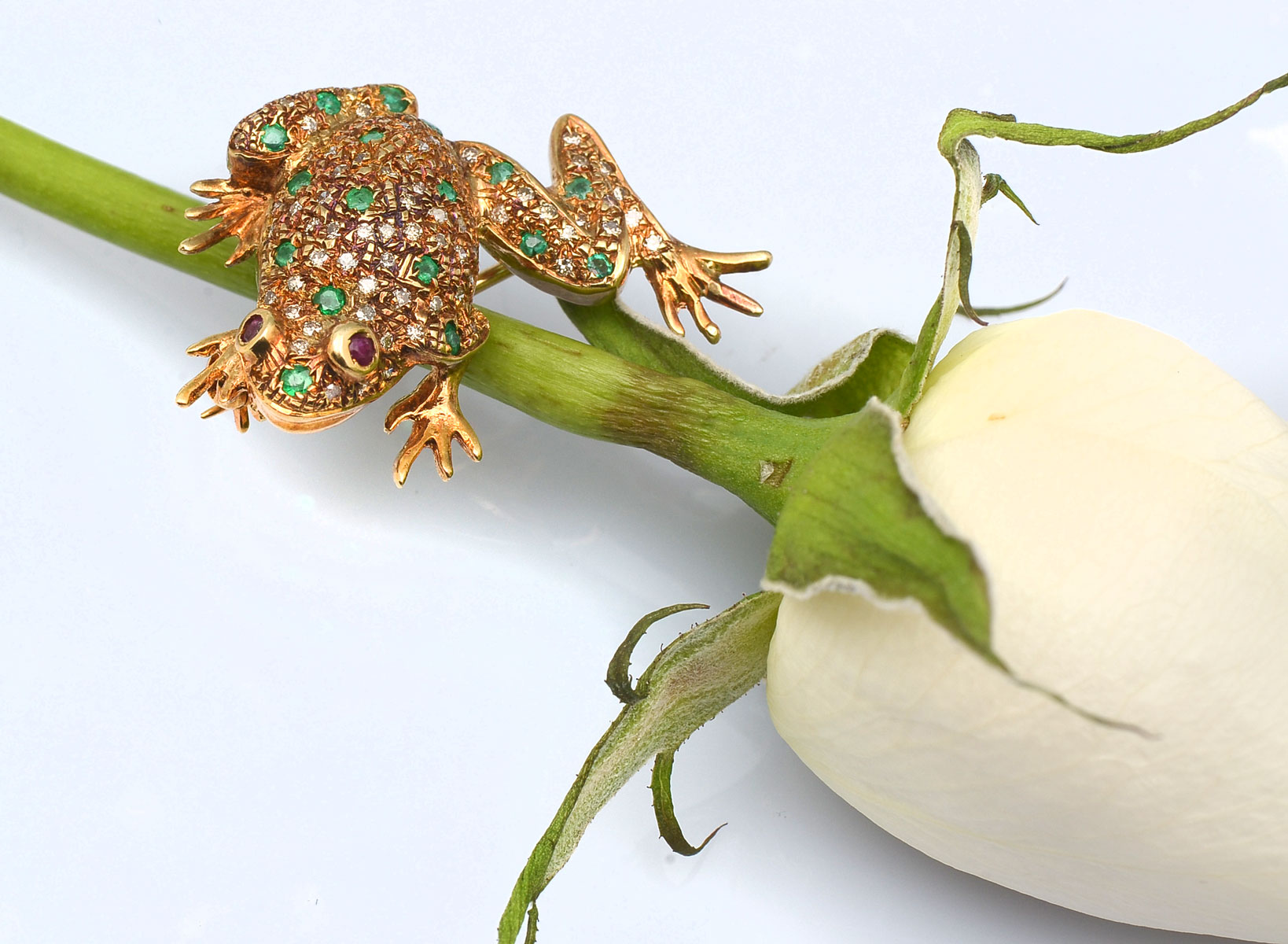 14K DIAMOND & EMERALD FROG PIN: 14K