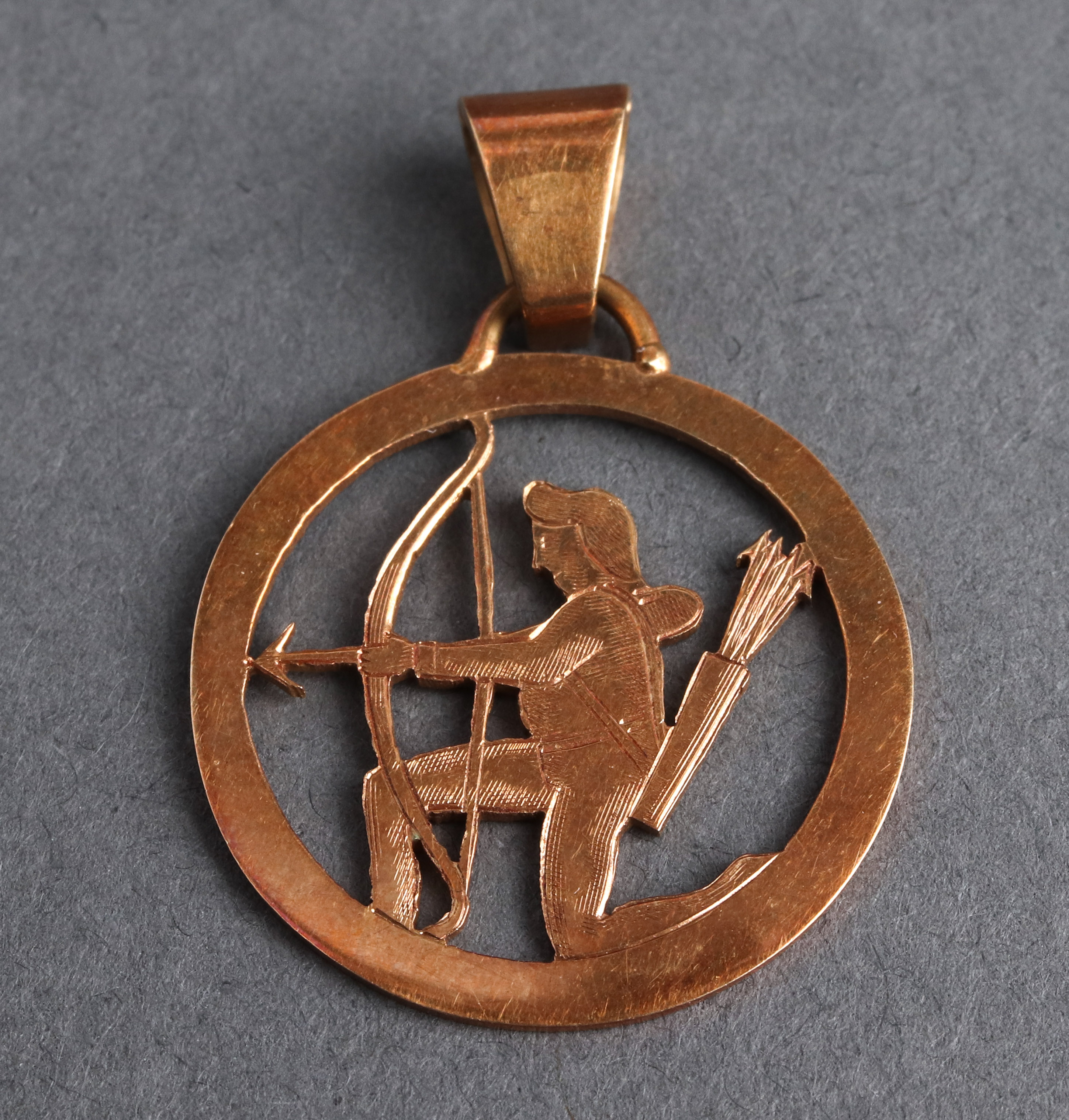 14K GOLD ARCHERY MOTIF CIRCLE