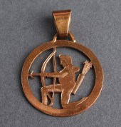 14K GOLD ARCHERY MOTIF CIRCLE
