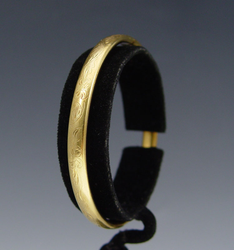 14K GOLD BANGLE BRACELET: 14K
