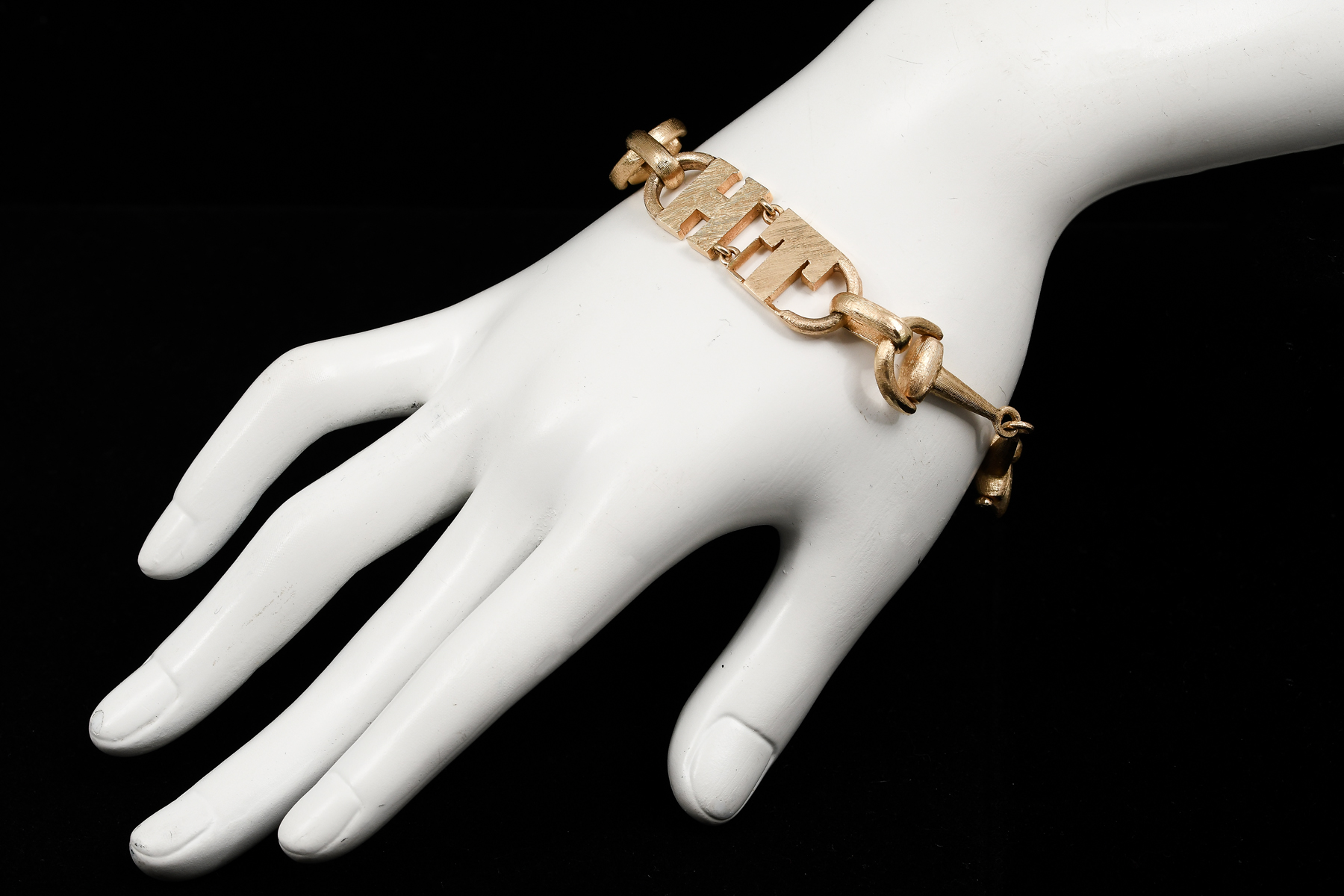14K GOLD BRACELET: The center of