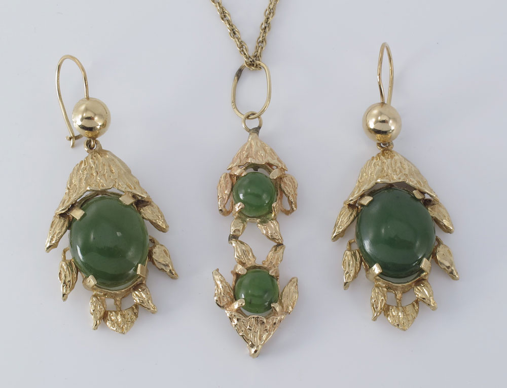 14K JADE NECKLACE & EARRINGS: 14K