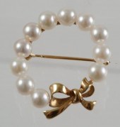 14K MIKIMOTO WREATH BOWTIE PEA