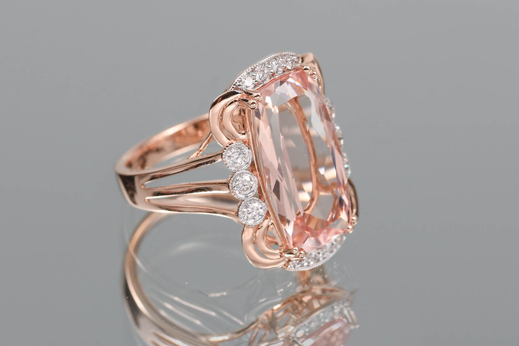 14K MORGANITE & DIAMOND RING: 14K