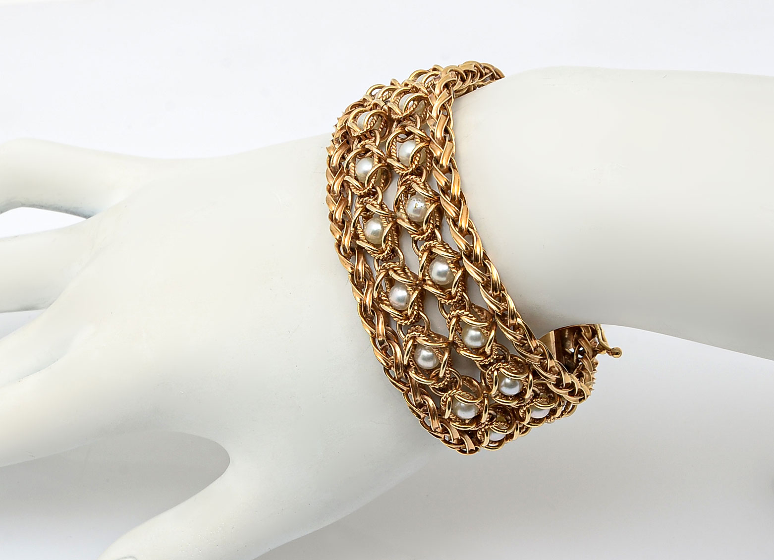14K PEARL BRACELET: 14K yellow gold